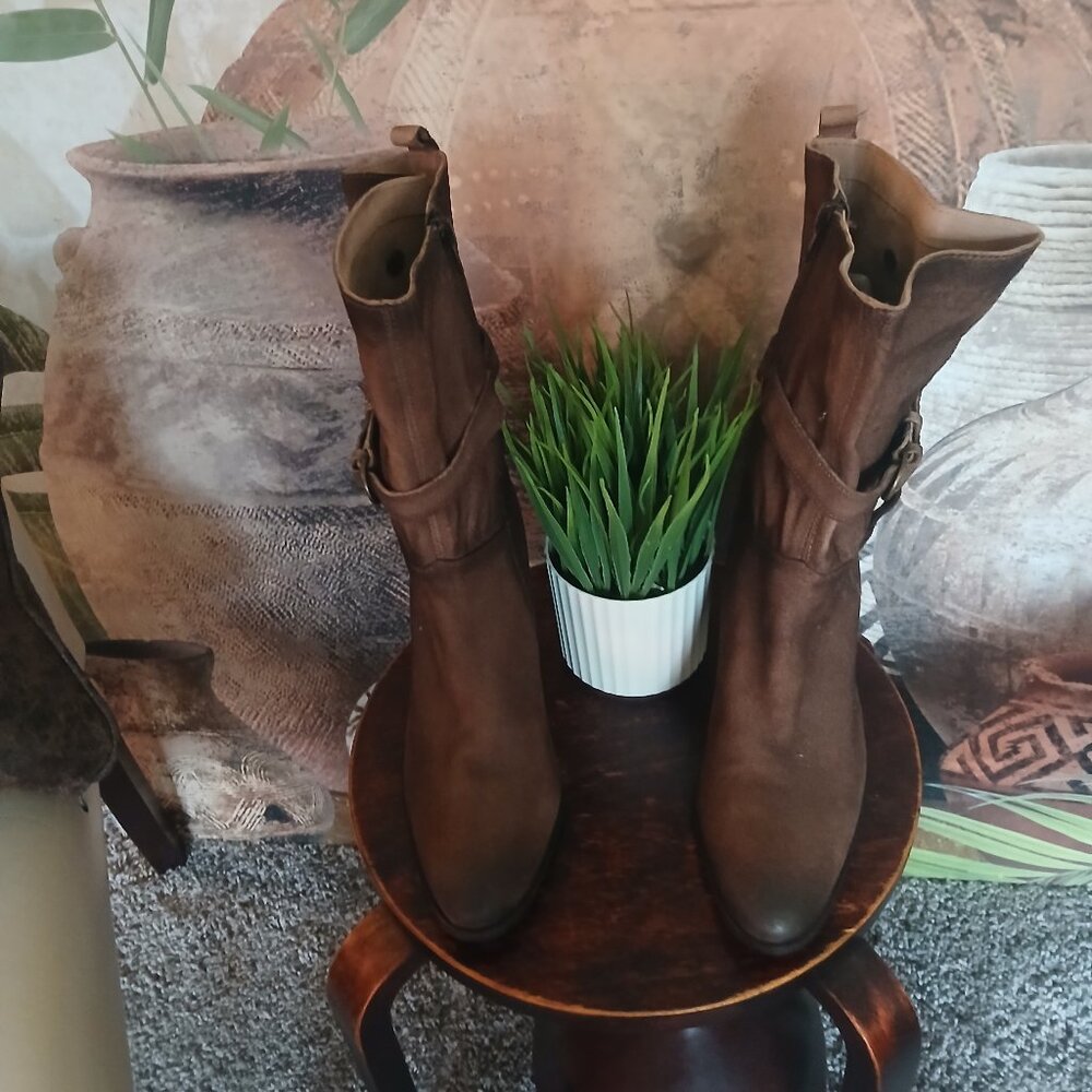 DIBA TRUE brown suede boots Size 9